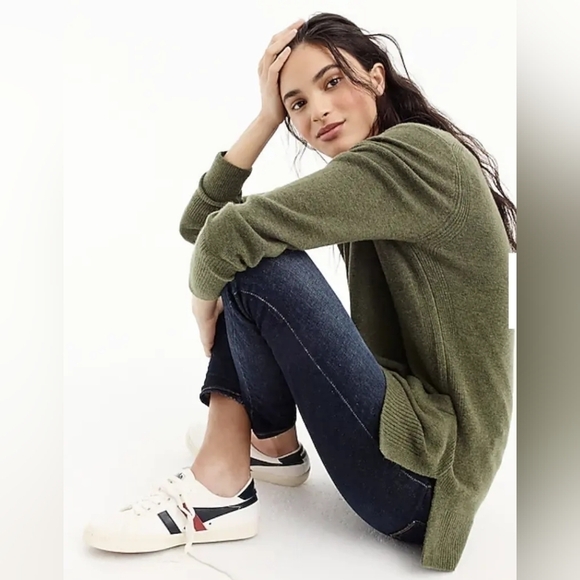 NWT J Crew V-neck front-pocket sweater in Supersoft yarn in Gray Size Medium - Picture 11 of 11